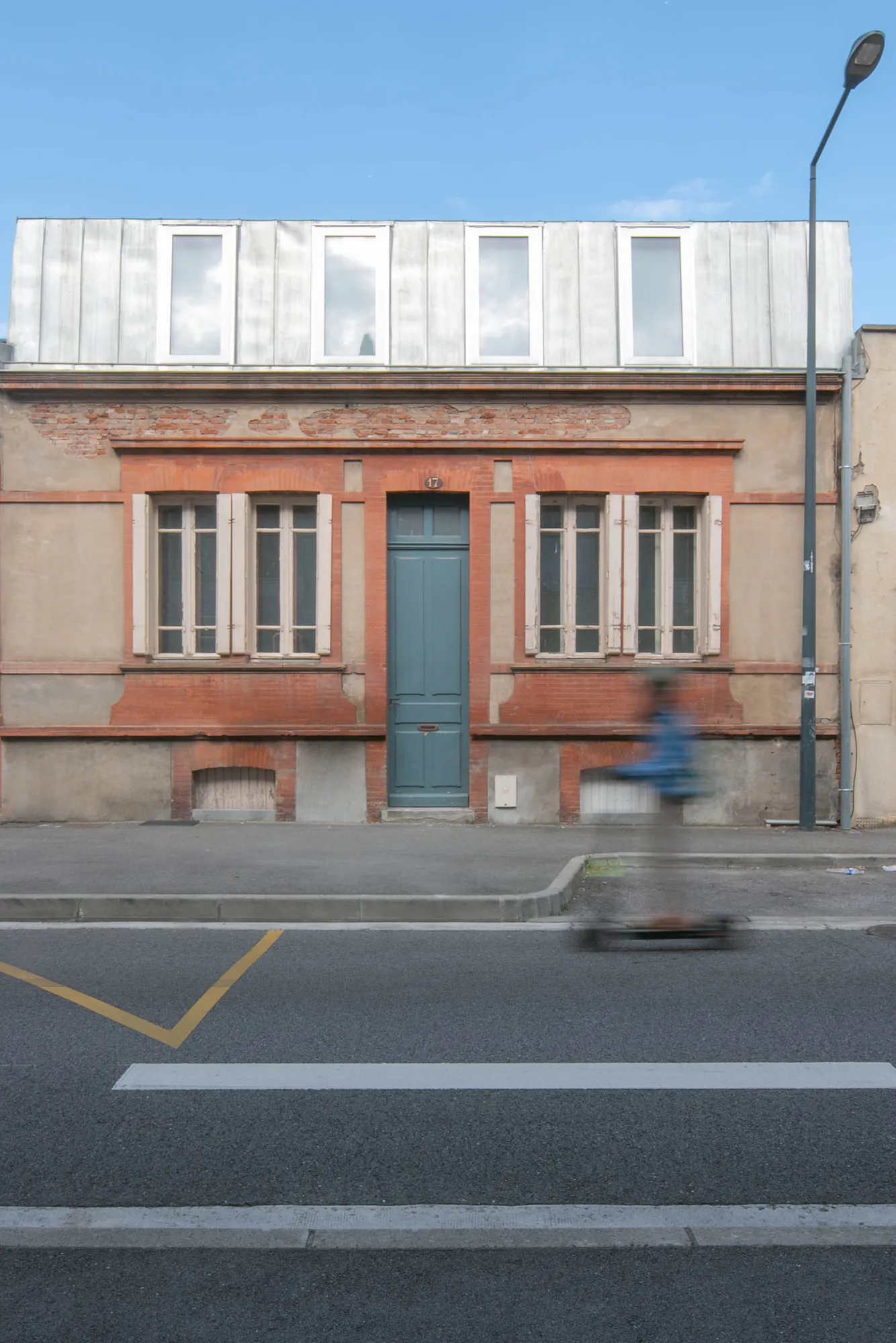 Negreneys — Façade sur rue d’une maison toulousaine en brique et enduit, surélevée d’un niveau en zinc