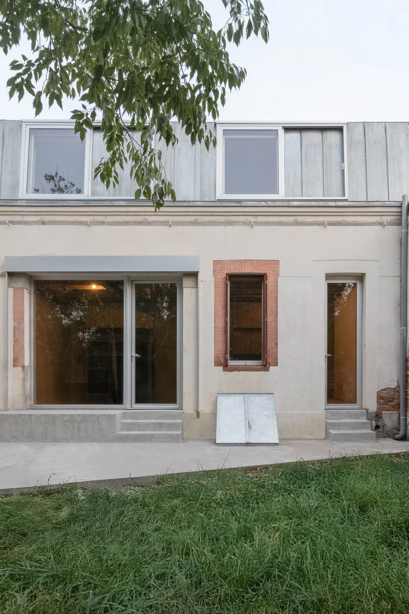 Negreneys — Façade sur jardin vue de face depuis la pelouse, sous les branches d’un arbre