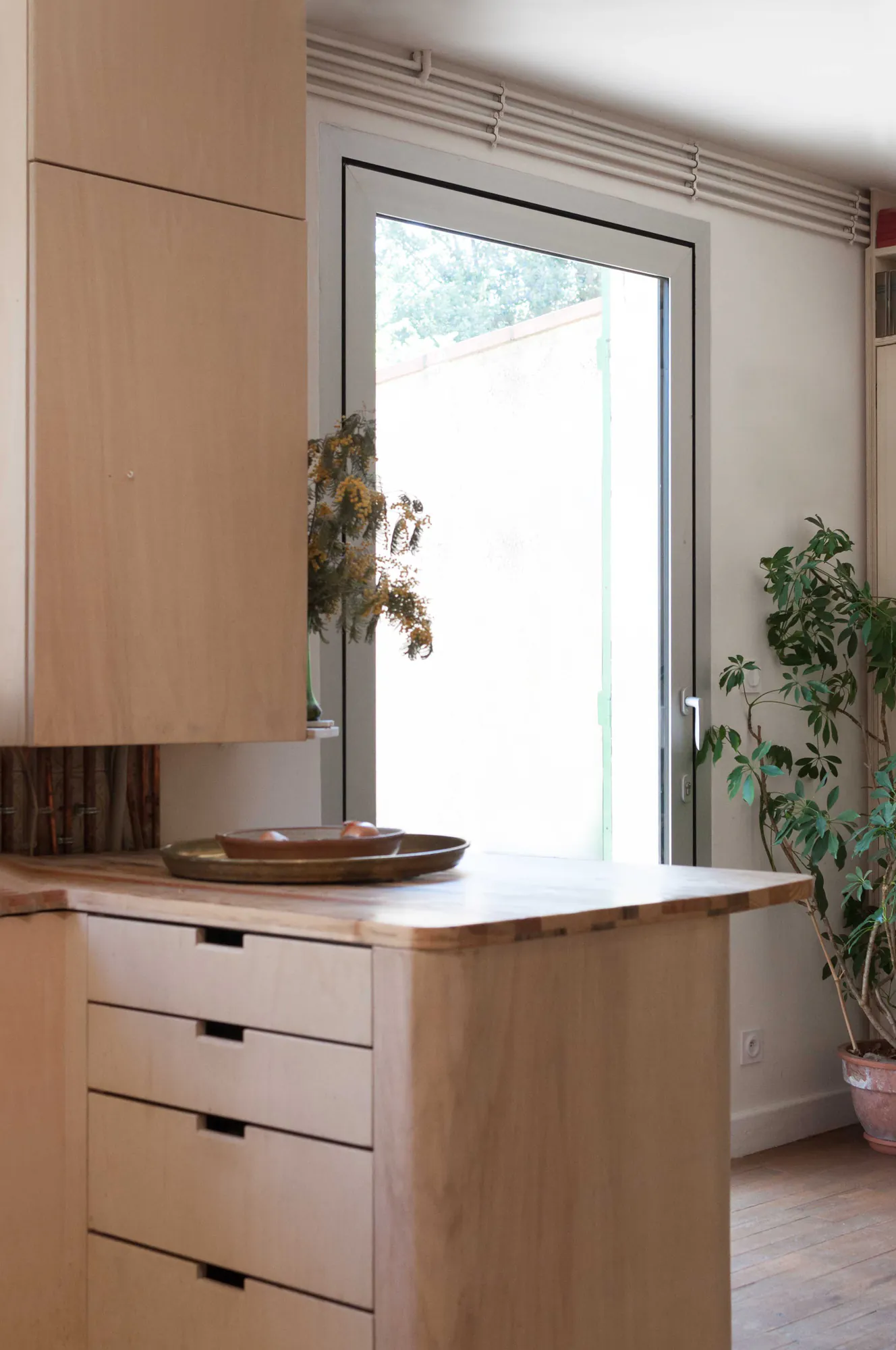 Nîmes — Meuble de cuisine en contreplaqué à tiroirs devant la porte-fenêtre