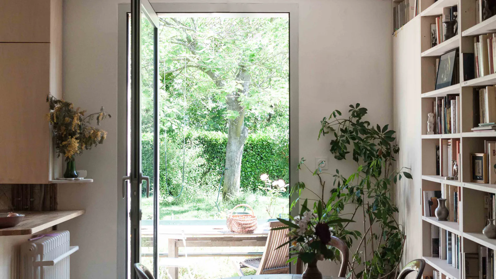 Nîmes — Porte-fenêtre sur le jardin et bibliothèque